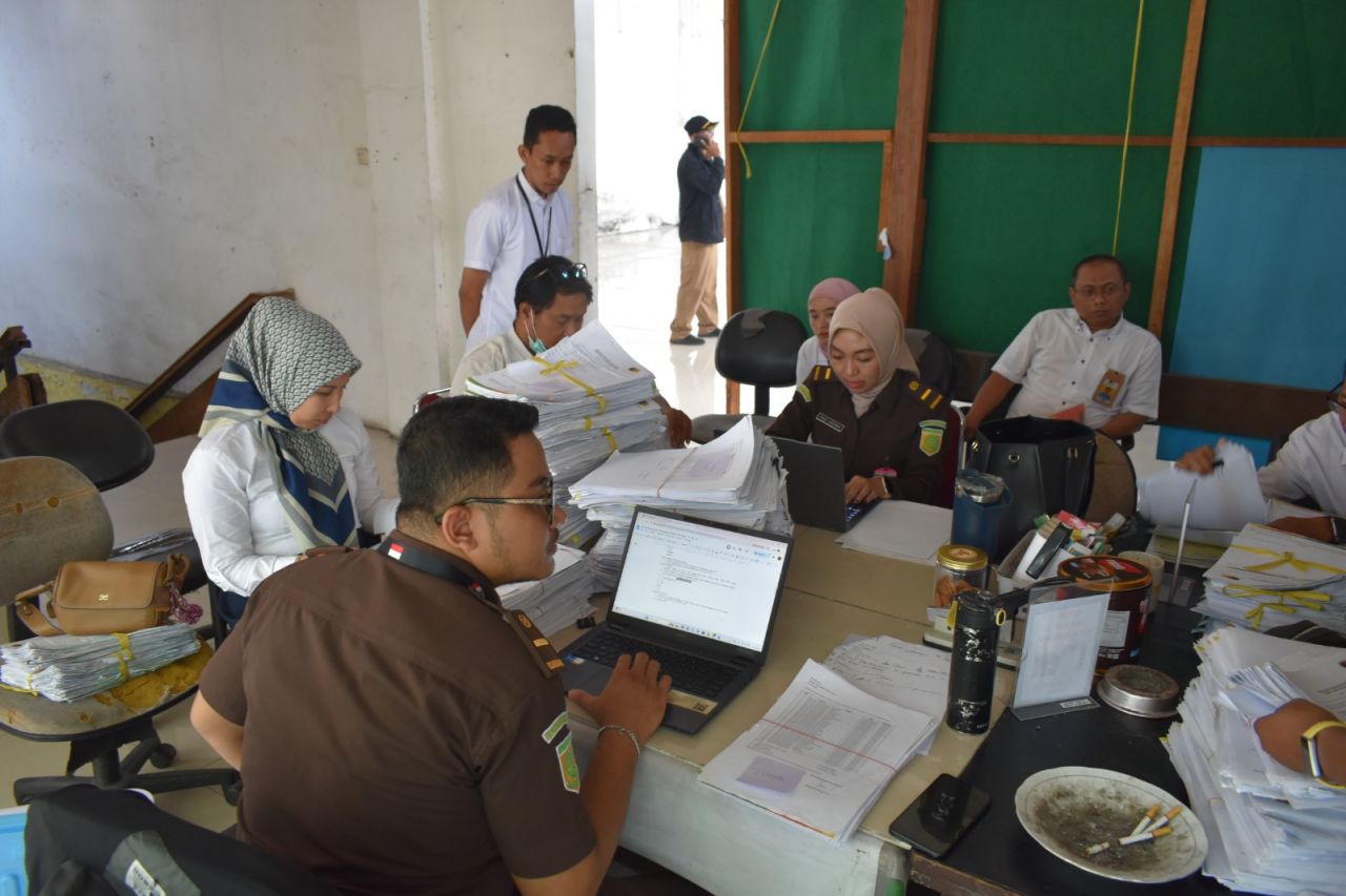 Tim Penyidik Tindak Pidana Khusus Kejaksaan Negeri Tanjung Perak saat melakukan pemeriksaan di kantor PD Pasar