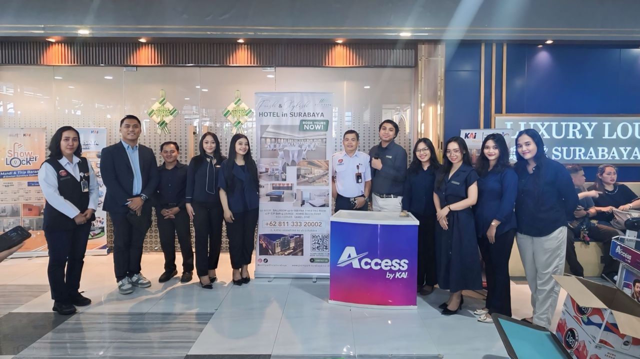 Palm Park Hotel & Convention Surabaya Bagikan Bingkisan Manis untuk Pejuang Rindu di Stasiun