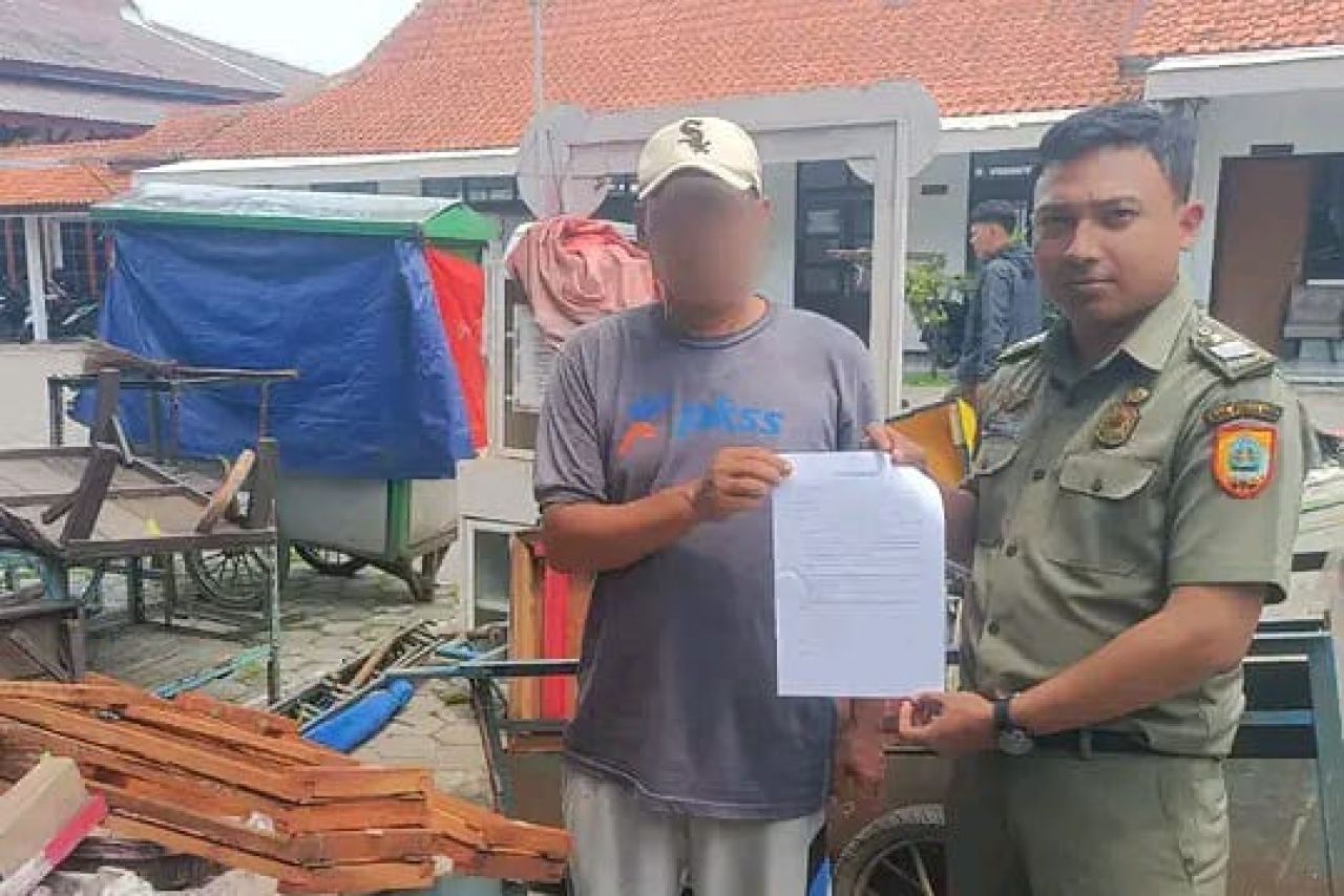 Satpol PP Pemalang Serahkan Puluhan Gerobak Pedagang, Setelah Sempat Diamankan