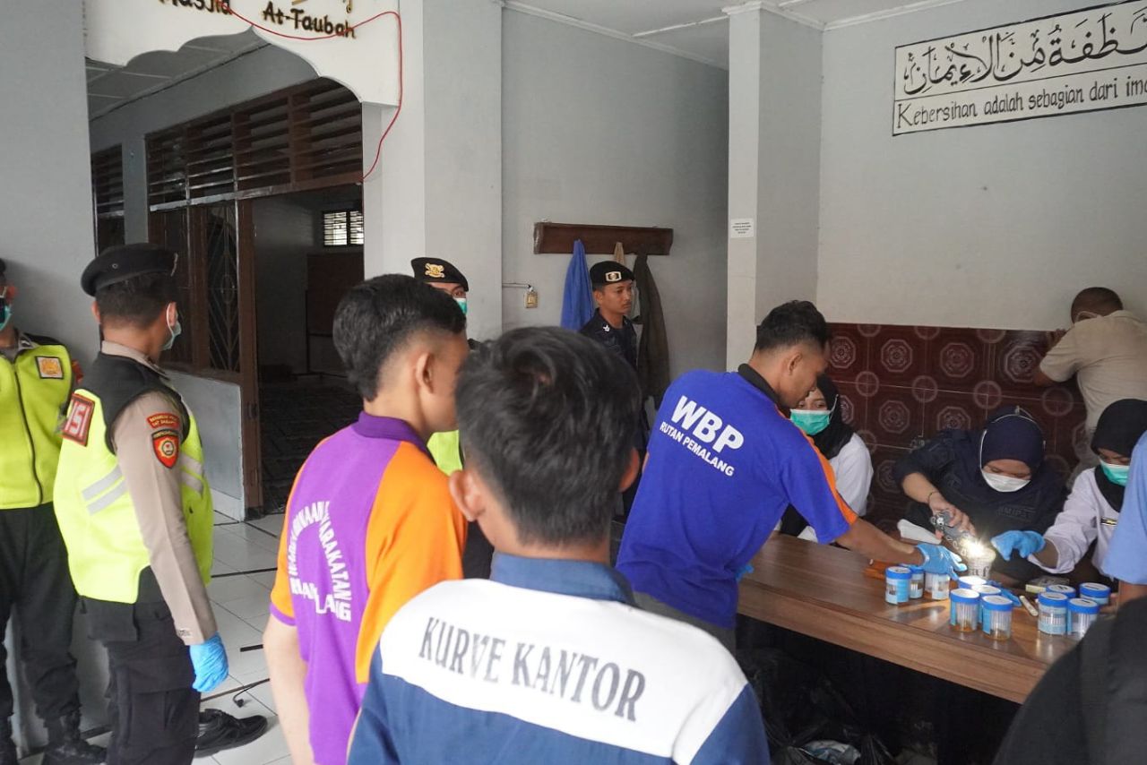 Bersama APH Rutan Pemalang Gelar Razia dan Tes Urin