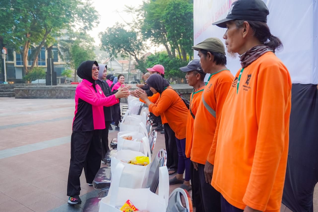 Kemala Bhayangkari benahi fasilitas umum di Taman Bungkul