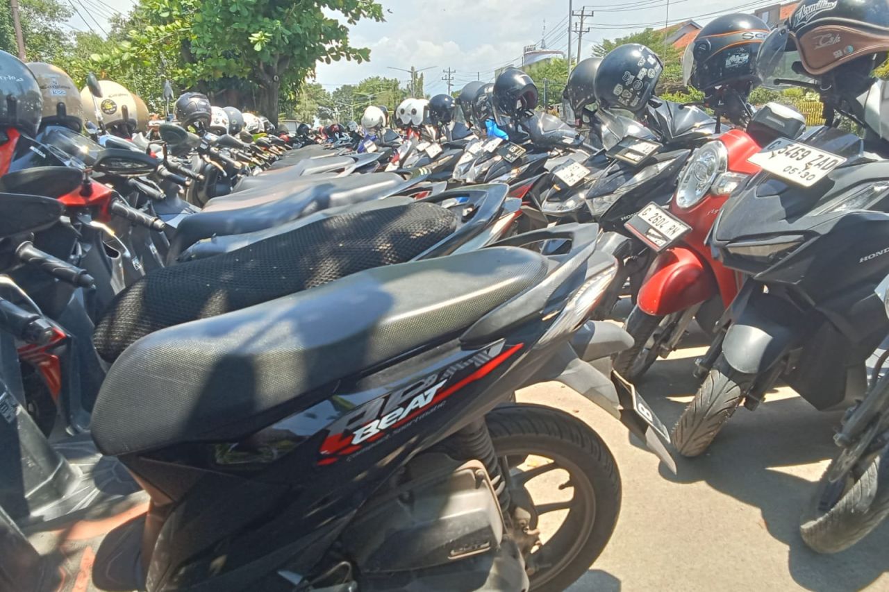 Fasilitas umum di Taman Patih Sampun Pemalang, jadi tempat parkir sepeda motor