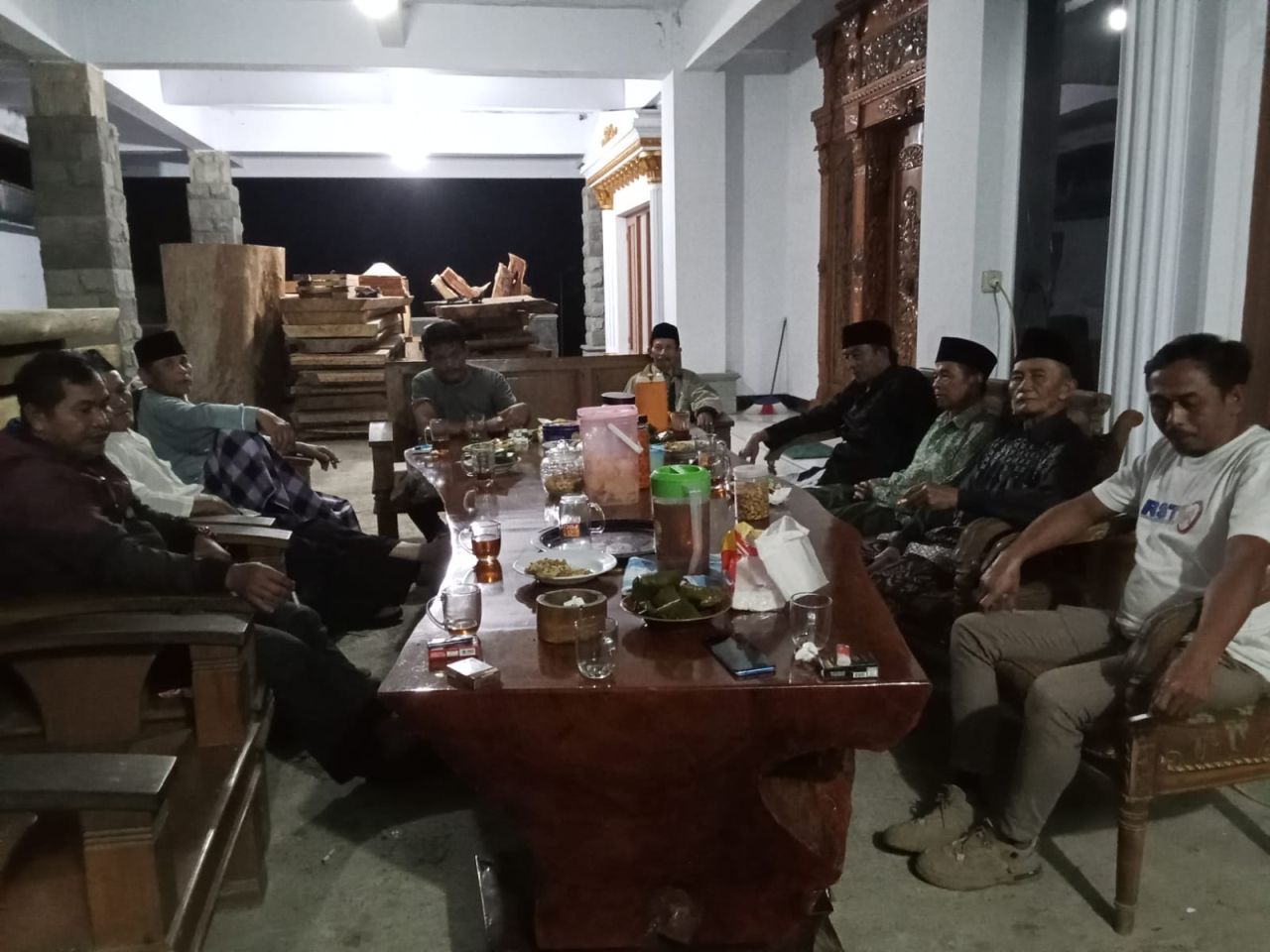 Tokoh masyarakat dan warga saat membahas aktivitas tambang