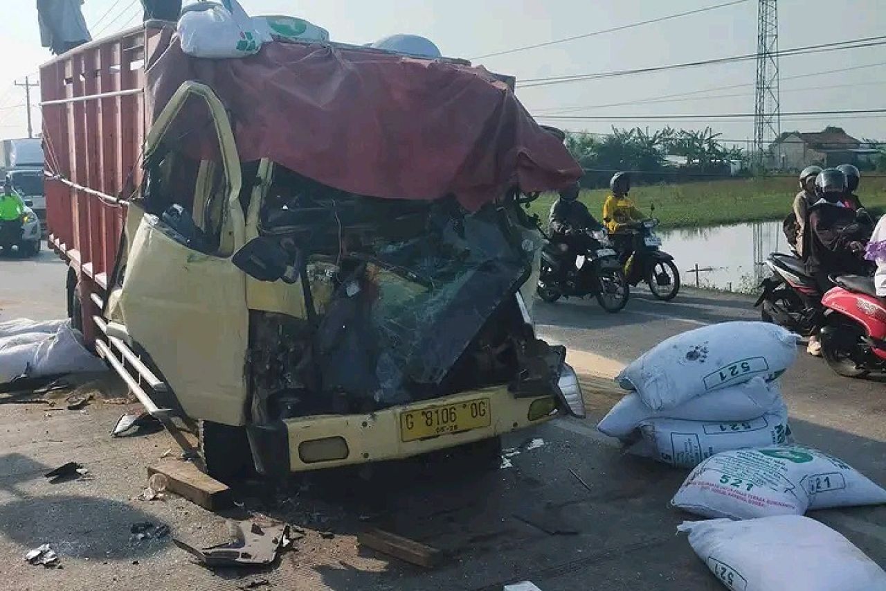 Colt Diesel ringsek usai tambrak trailer