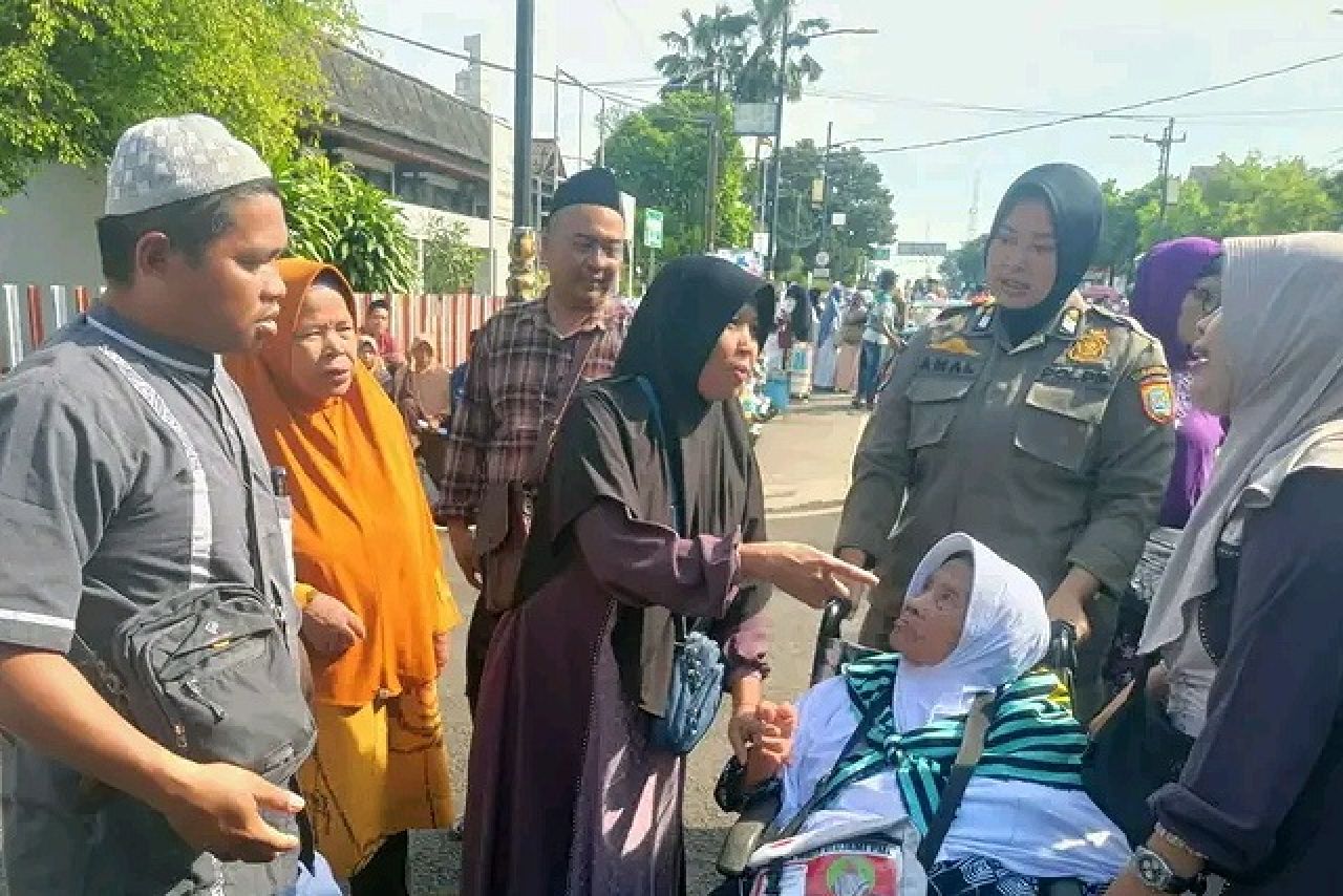 Aksi Sigap Srikandi Satpol PP Pemalang Bantu Jemaah Haji Lansia, Menuai Banyak Apresiasi