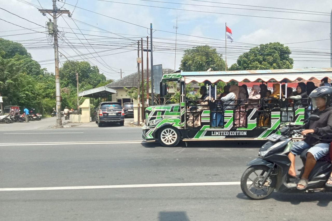 Odong-odong di Pemalang Terpantau Bebas Melintas di Jalan Raya