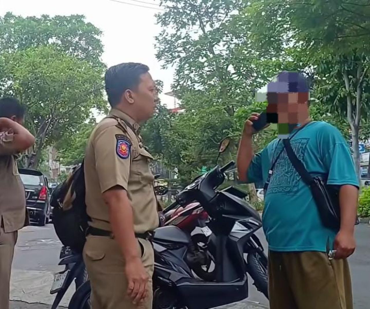 Petugas menegur Juru Parkir Dok. Instagram Kel.simomulyobaru.sby