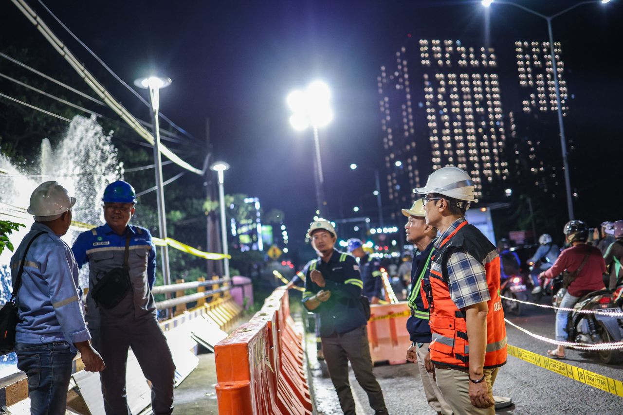 Respon Cepat PAM Surya Sembada Tangani Kebocoran Pipa Utama 1000mm di Kawasan Merr