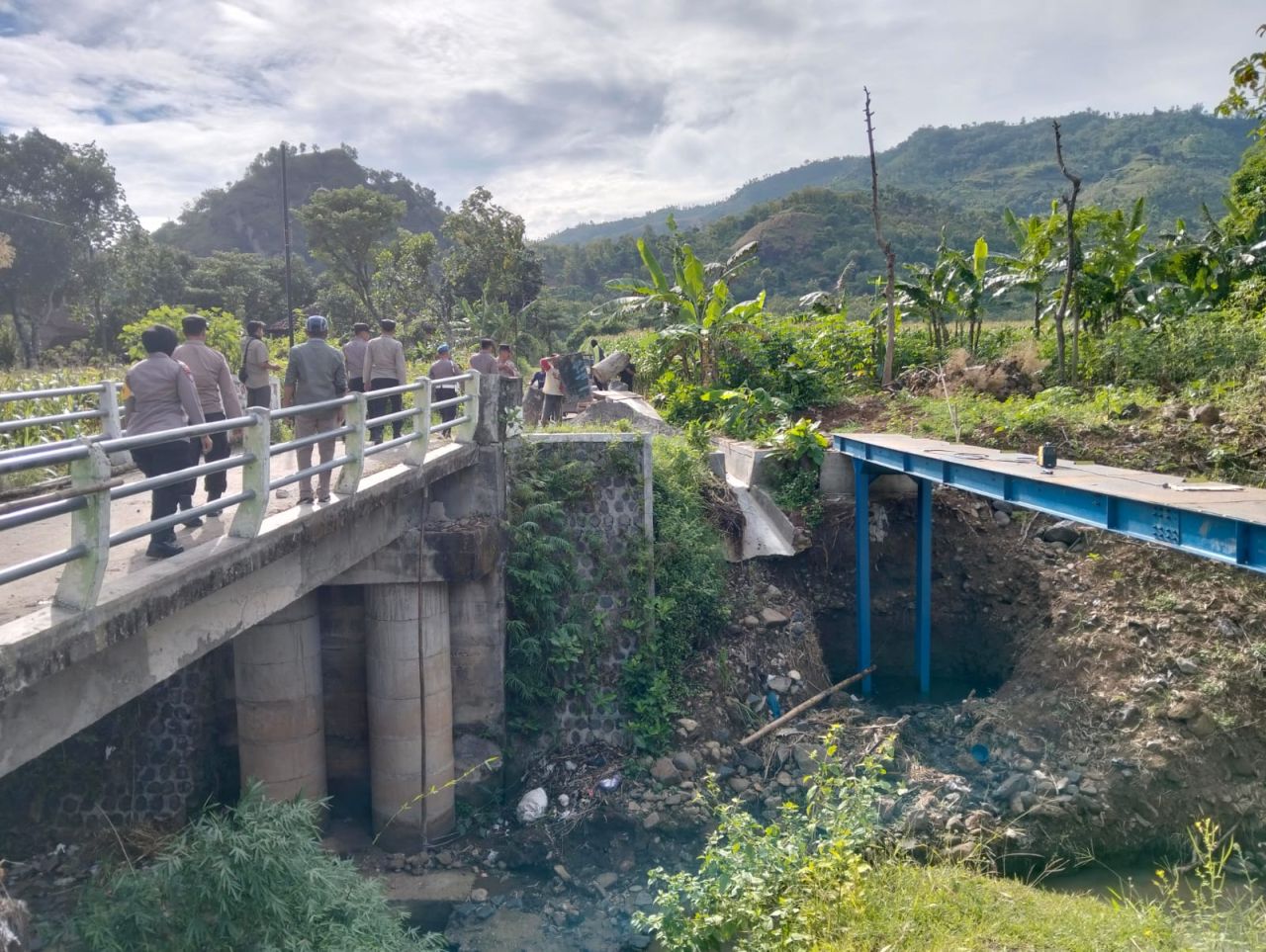 Pembangunan jembatan merah putih
