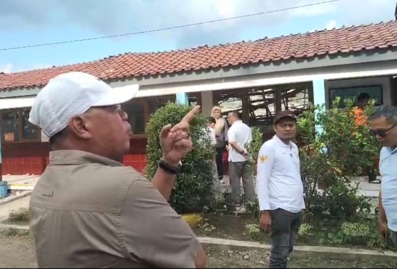 Bupati Eman saat sidak ke SDN 3 Mirat