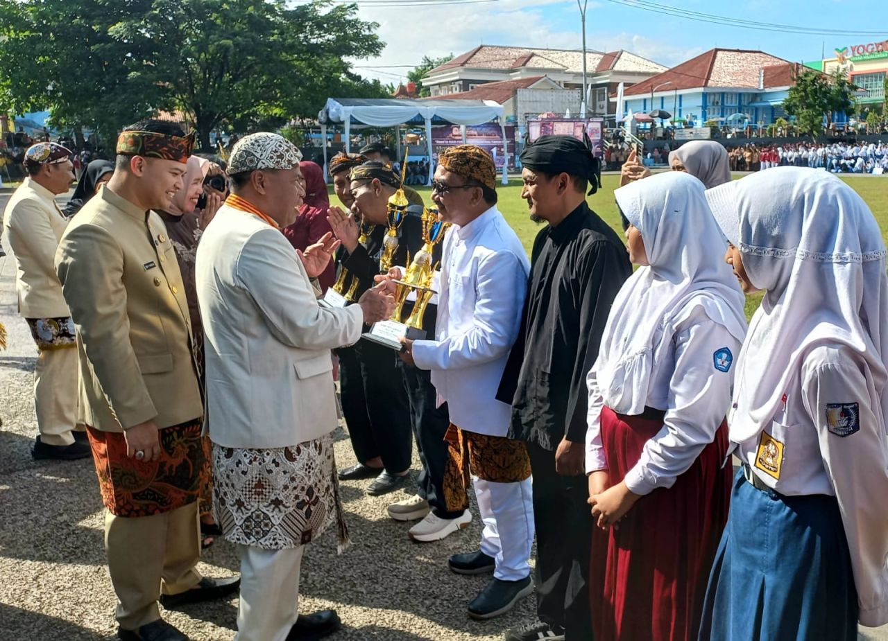 Bupati Eman disela-sela peringatan Hardiknas