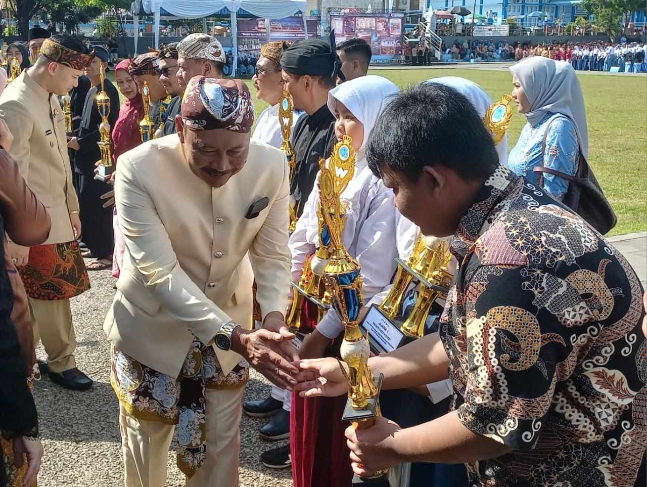 Bupati Eman disela-sela peringatan Hardiknas