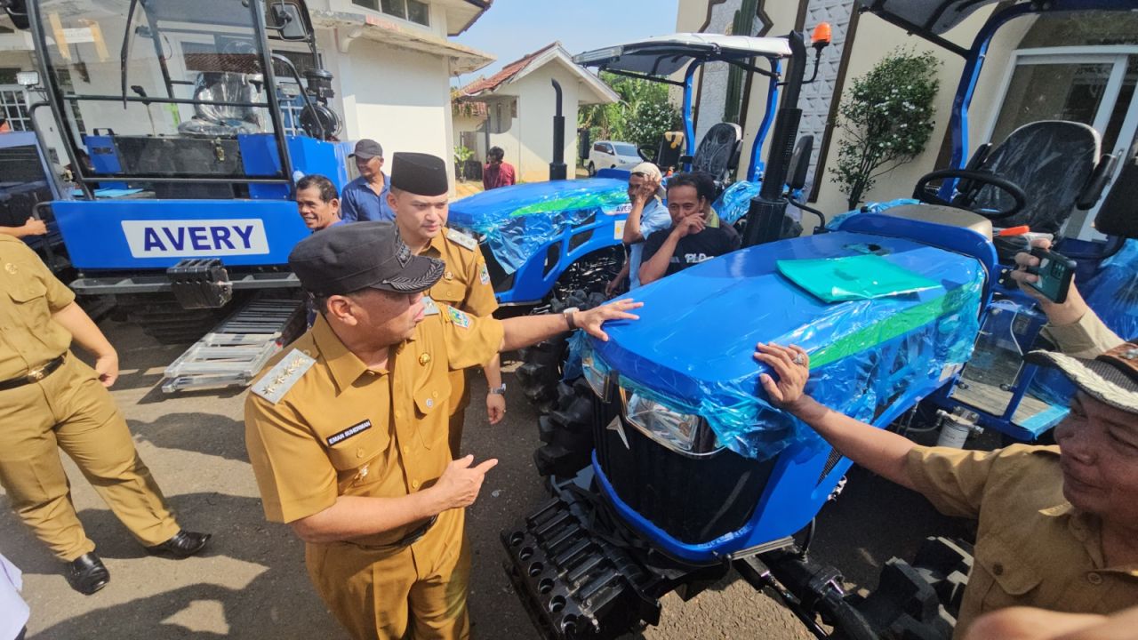 Bupati Majalengka Serahkan 69 Unit Alsintan, Perkuat Ketahanan Pangan dan Percepat MT II