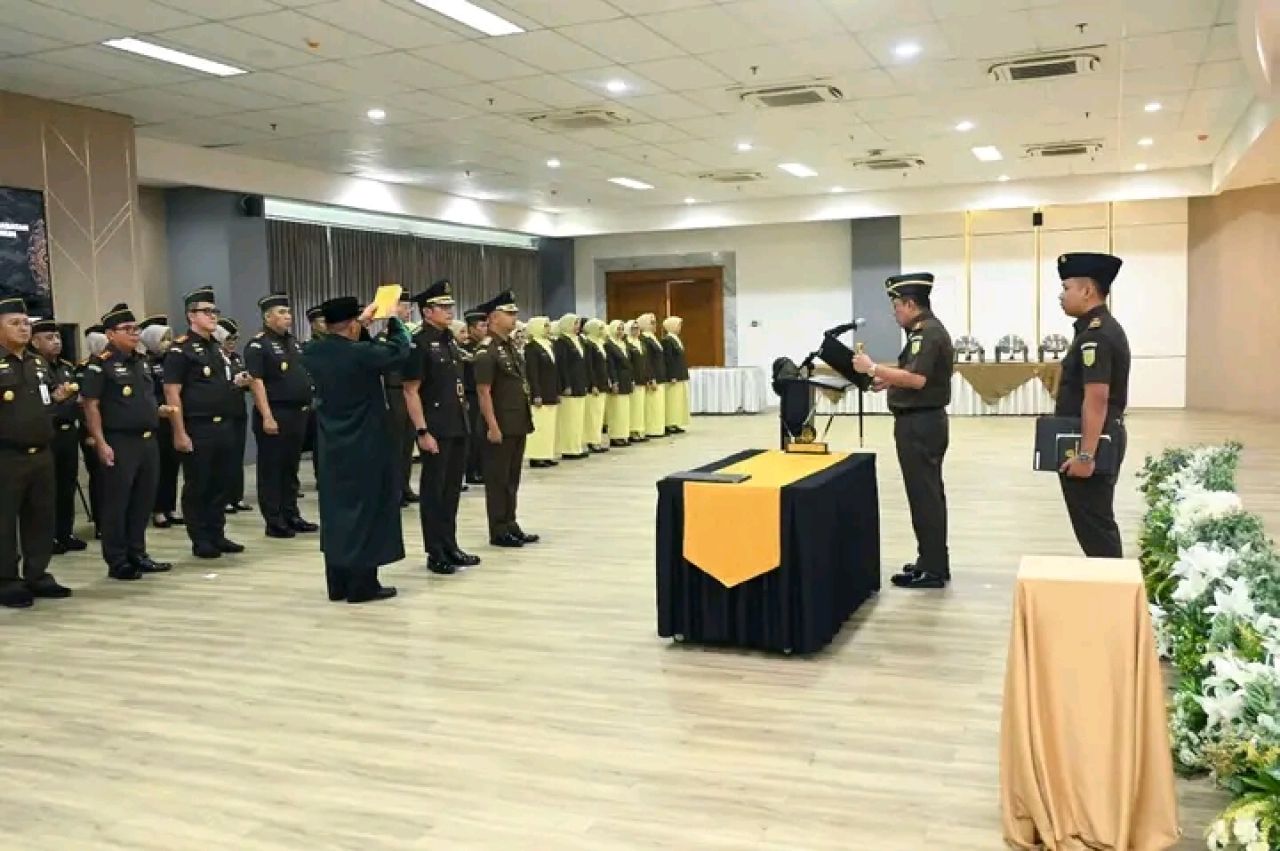 Kajati Jabar Lantik Asintel dan Kajari Kota Cirebon, Tekankan Integritas di Era Digital