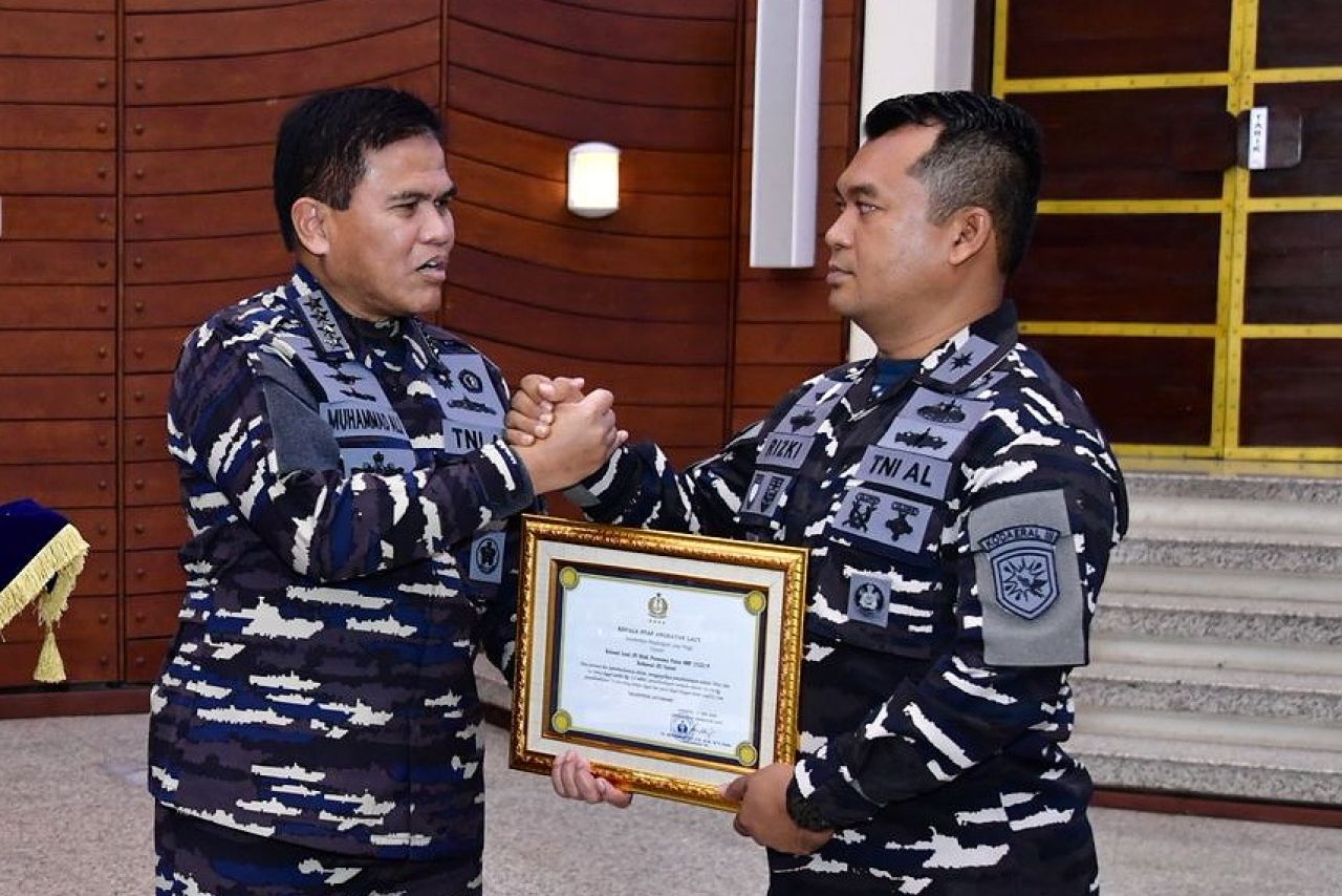 Kolonel Laut Rizki Purnama Dapat Penghargaan Dari KASAL