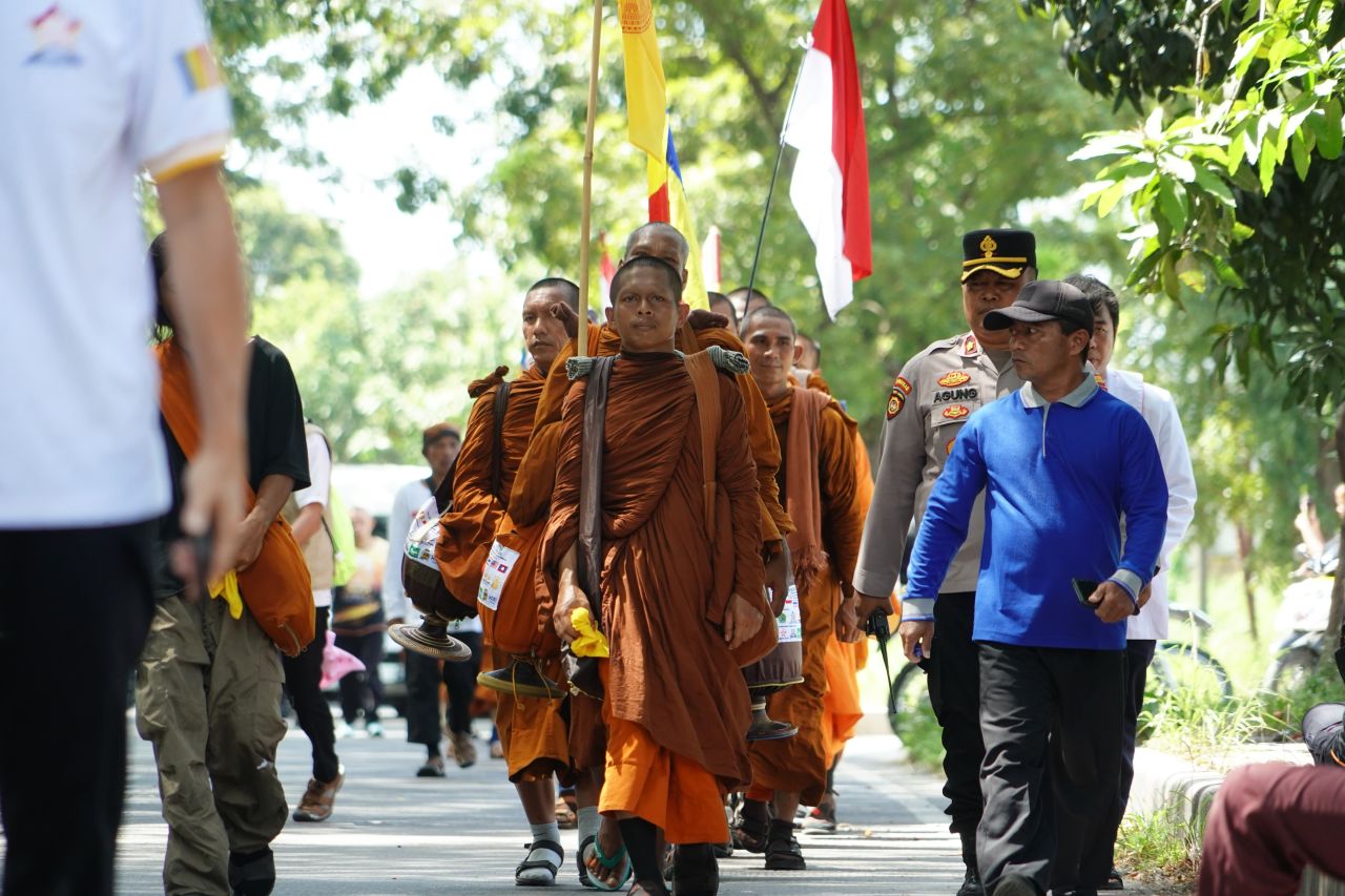 Semangat Persaudaraan, Kemenag Jatim Sambut 57 Bhikkhu dalam Rangkaian Indonesia Walk for Peace 2026