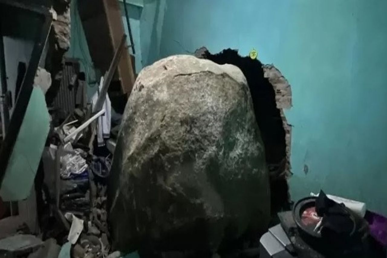 Batu yang menimpa rumah warga Pemalang