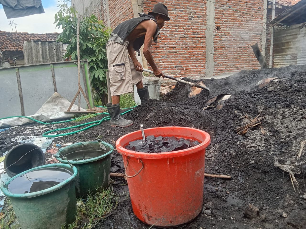 Hitamnya Arang Jadi Cuan Buat Tasripin Jelang Lebaran Iduladha