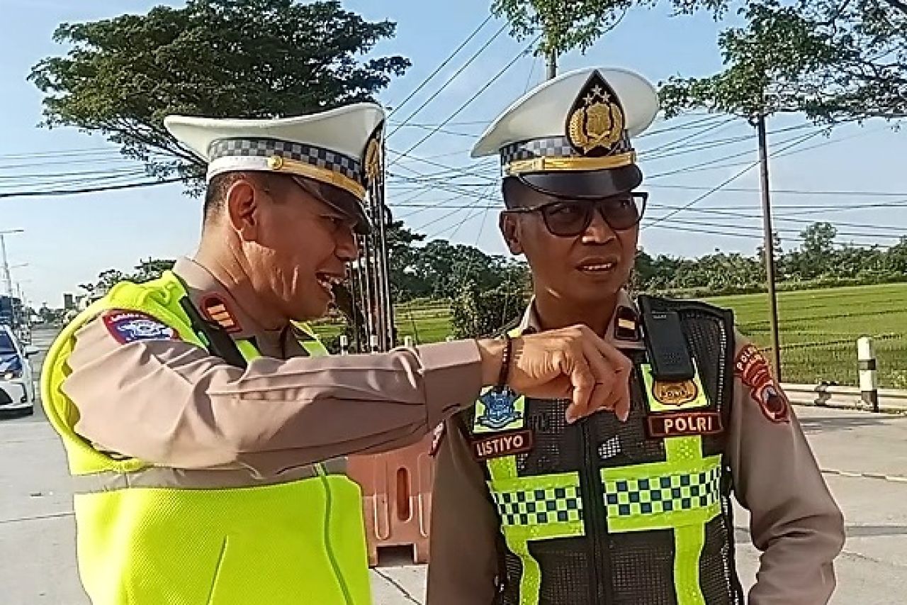 Polres Pemalang saat memantau arus lalu lintas di jalur Pantura Pemalang