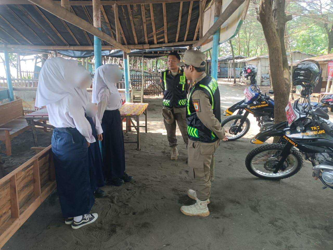 Satpol PP saat mendapati pelajar yang sedang bolos belajar