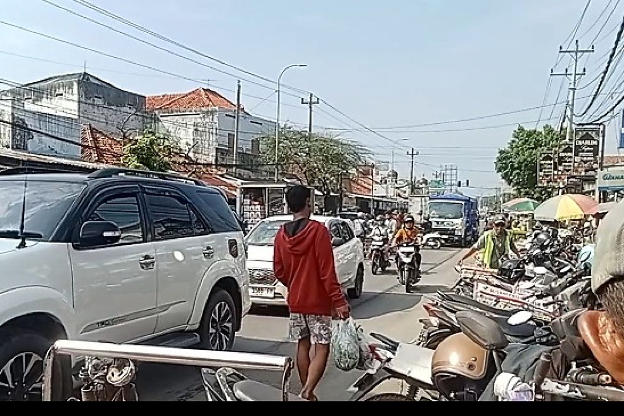 Kesemrawutan Pedagang dan Parkir di Depan Pasar Bojongbata Perlu Penanganan Serius