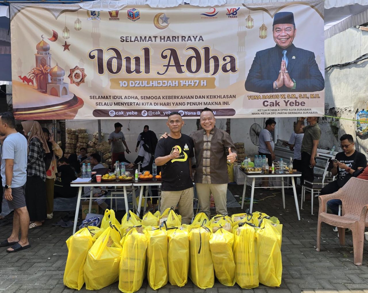 Cak Yebe bagikan bingkisan pada warga sekitar.