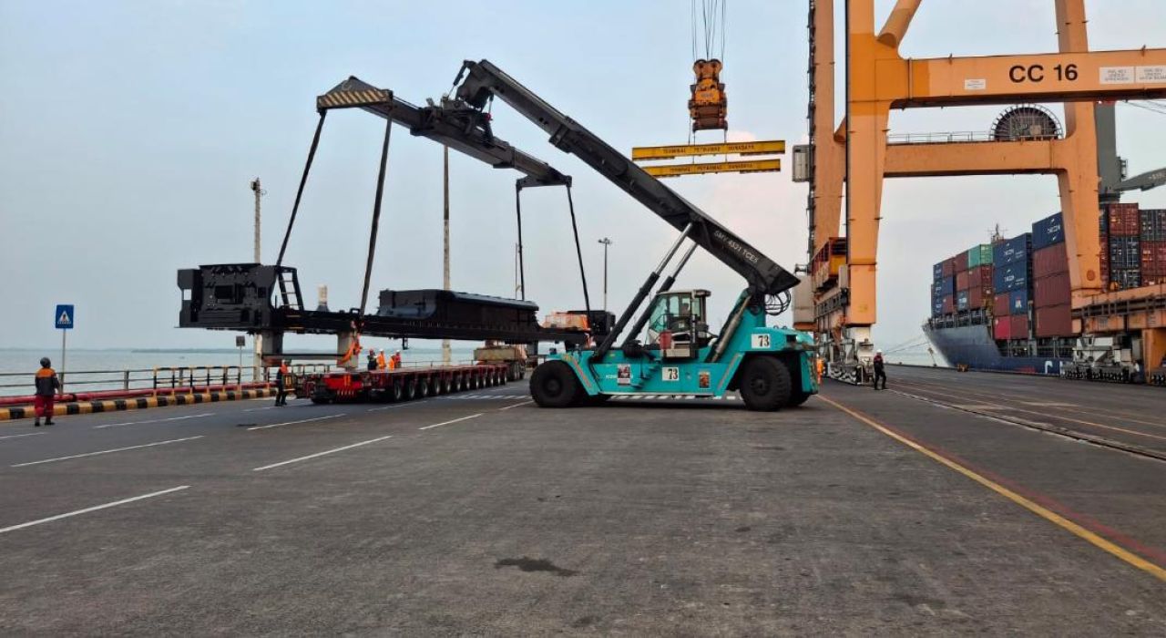 TPS Kembali Dipercaya Jadi Hub Ekspor 3 Unit Locomotive