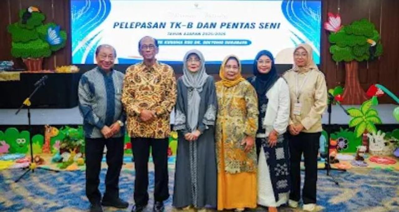 Jajaran pengurus dan guru TK Kusuma RSU Dr Soetomo
