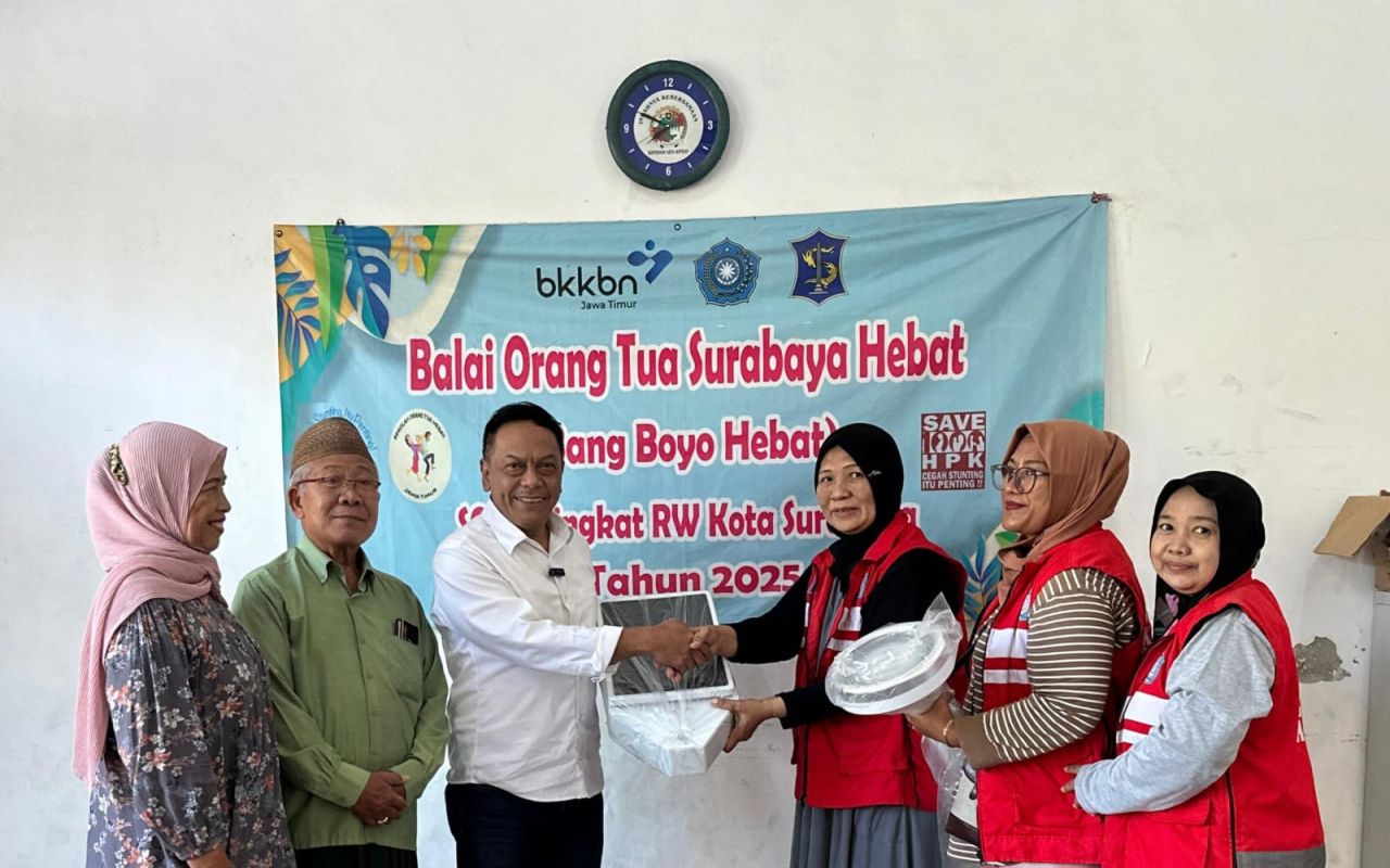 Anas Karno Bantu Alat Timbang Badan untuk Posga RW 03 Penjaringansari Surabaya