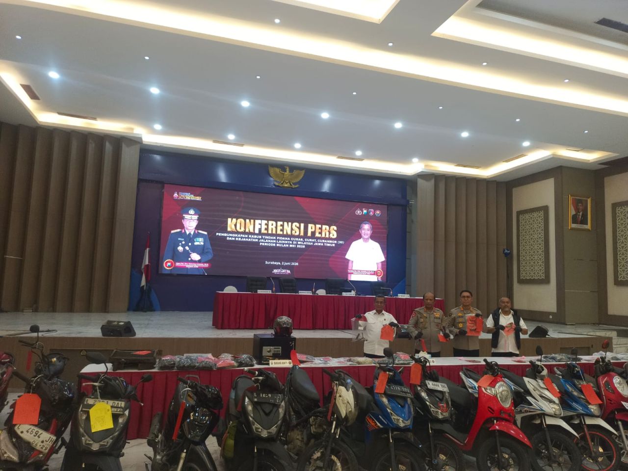Konferensi Polda Jatim terkait kasus kriminal