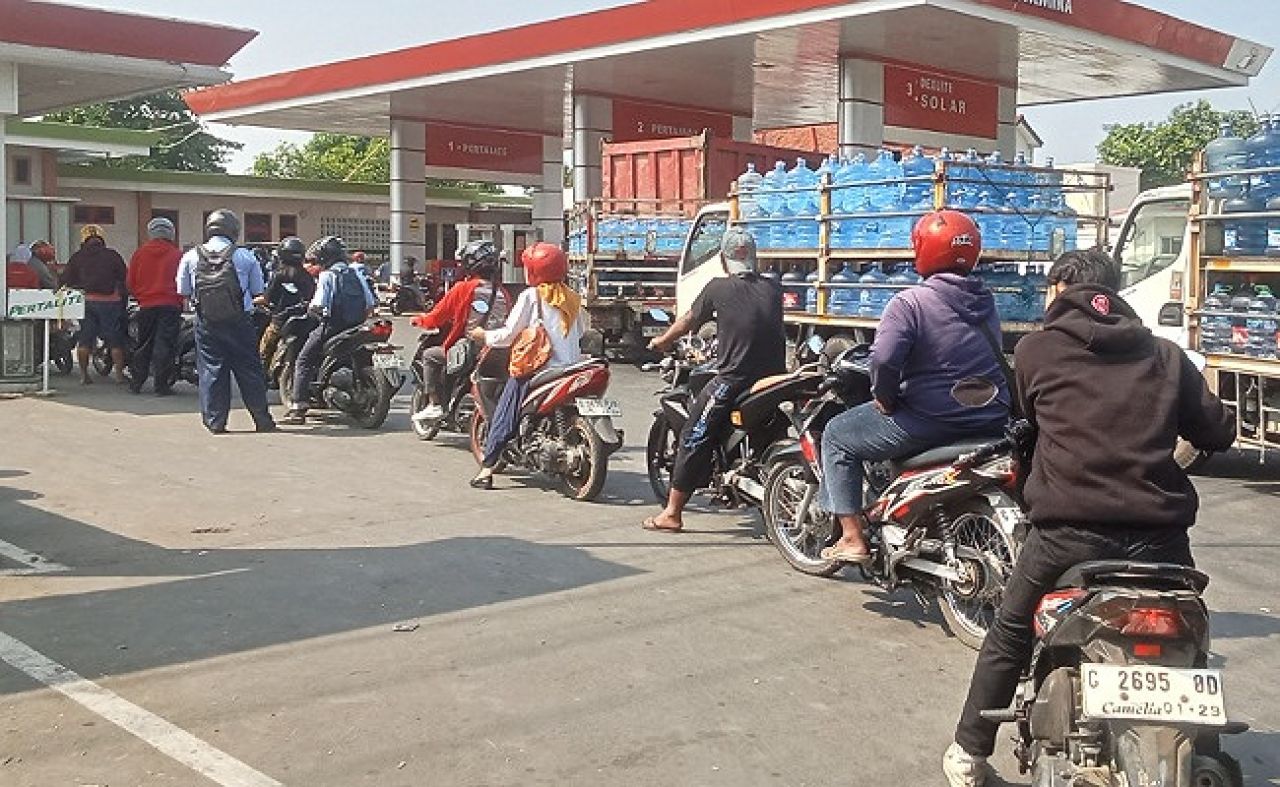 Pengendara motor antre beli pertalite