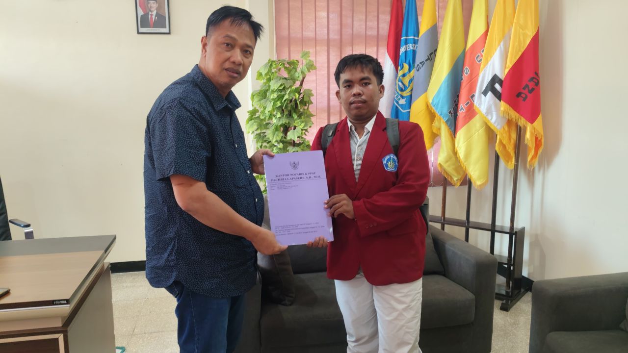 Rektor Unipra Bachrul Amiq (kiri) bersama ketua UKM Kompa Harmoni Ilham azril (kanan) pegang akta notaris.