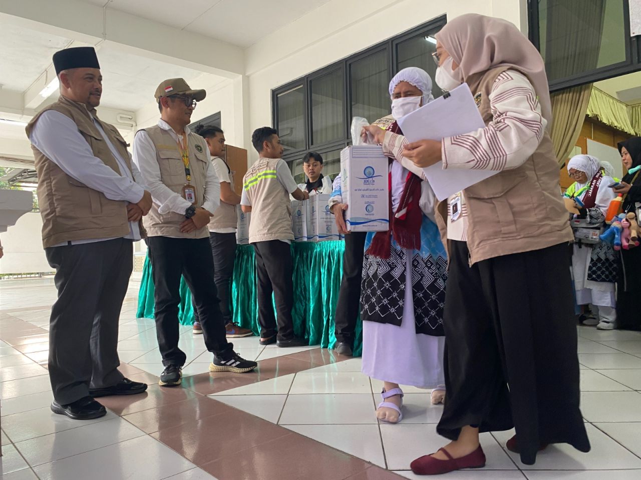 442 Jemaah Haji Kloter 9 Asal Karawang Tiba di Asrama Bekasi, Pelayanan Tuai Apresiasi