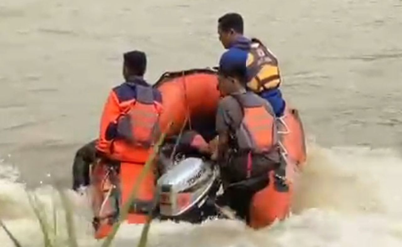 Tim SAR saat melakukan bocah tenggelam di sungai Comal Pemalang