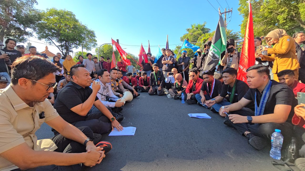 Yona Bagus bersama pimpinan DPRD saat menemui massa aksi