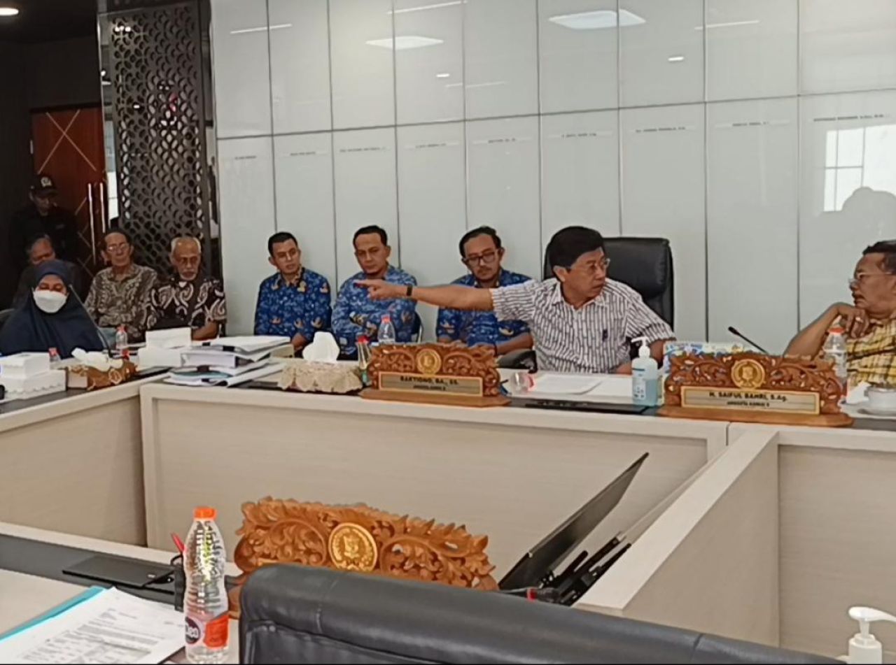 RDP Komisi B Memanas, Baktiono Tegur Dispendukcapil Soal Adminduk Warga