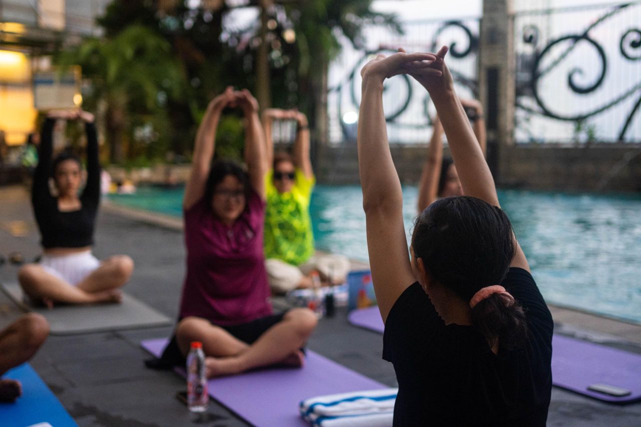 Kebugaran eksklusif melalui kegiatan Sunset Yoga