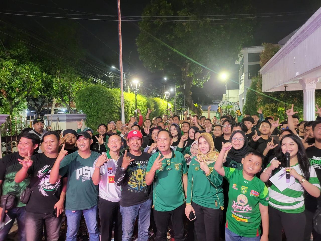 Syaifuddin Zuhri bersama komunitas Bonek