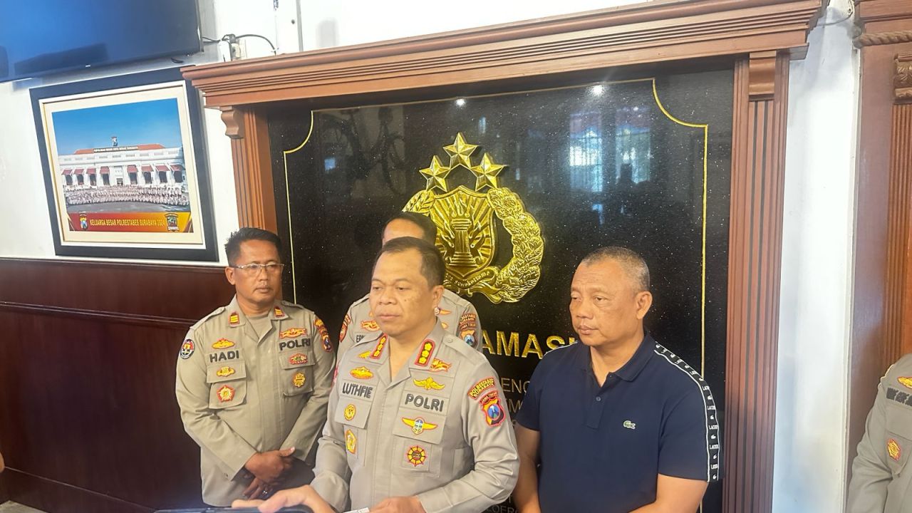 Polrestabes Surabaya saat memberikan keterangan terkait demonstrasi di depan gedung Grahadi
