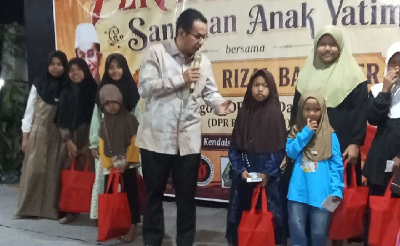 Penuh Haru, Anggota DPR RI Rizal Bawazier Berbagi Kasih dengan Anak Yatim di Tengah Pentas Budaya