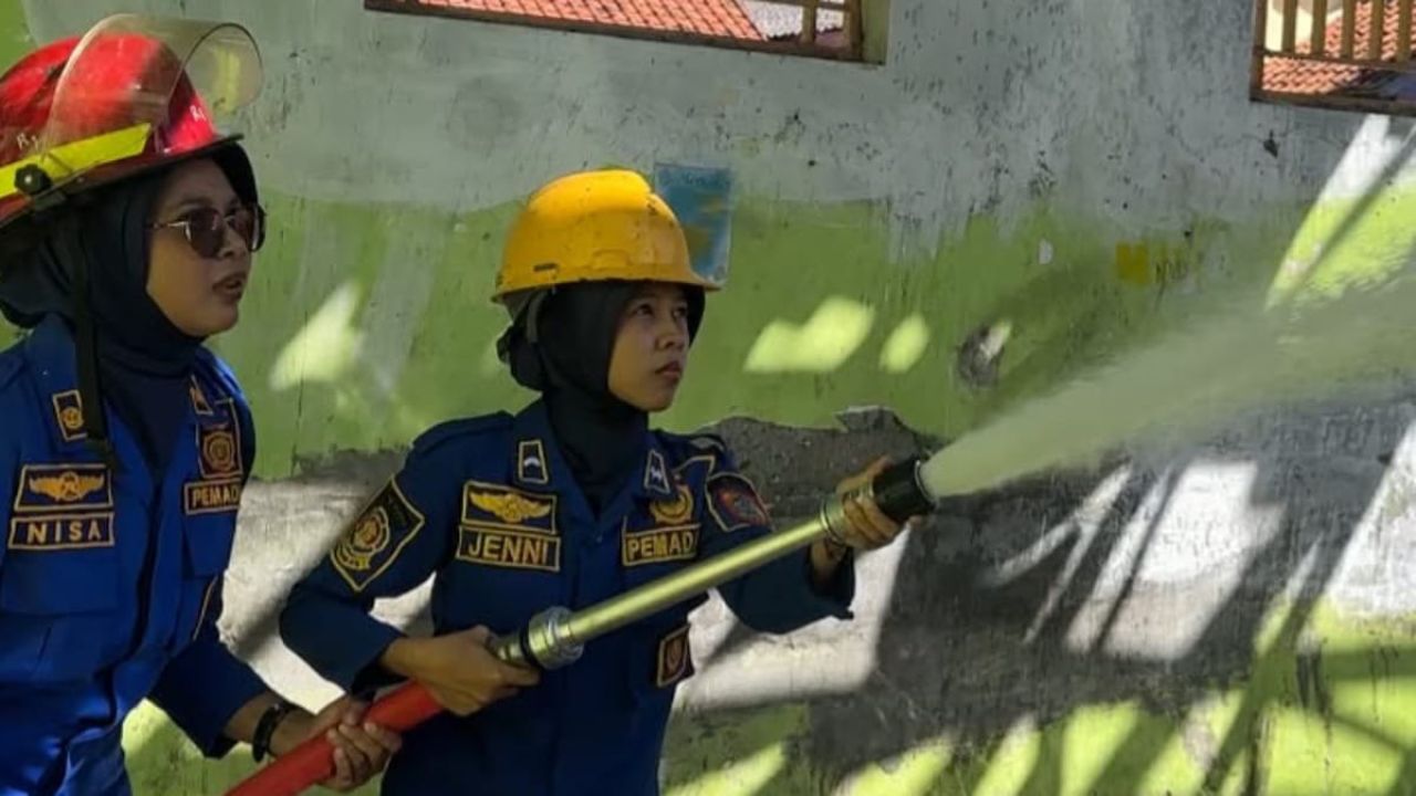 Air Mata dan Peluh Srikandi Damkar Pemalang Selamatkan Pondok Pesantren dari Musibah Kebakaran