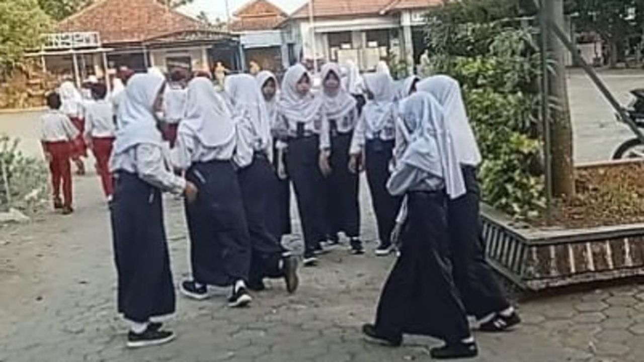 Siswa saat jalan kaki menuju sekolah