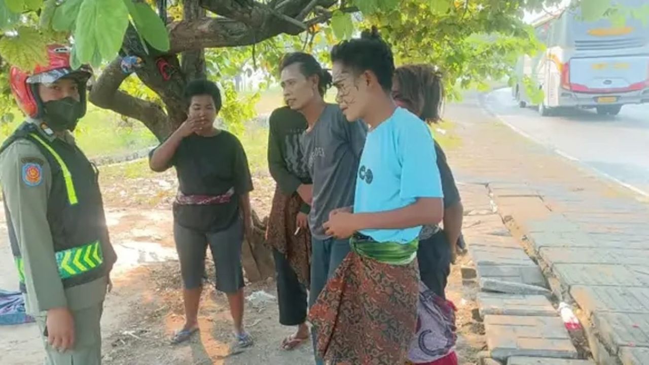 Satpol PP saat memberikan pengarahan kepada pengamen