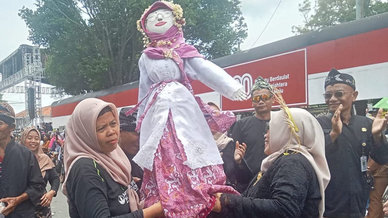 Ritual Boneka Brendung Pemanggil Hujan