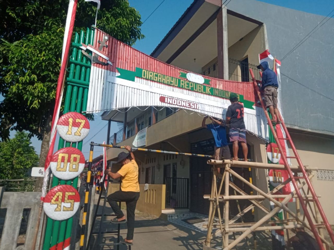 Aksi Keren Emak-emak Cibelok Pemalang, Rela Antar Logistik Demi Gapura Kemerdekaan RI ke-81