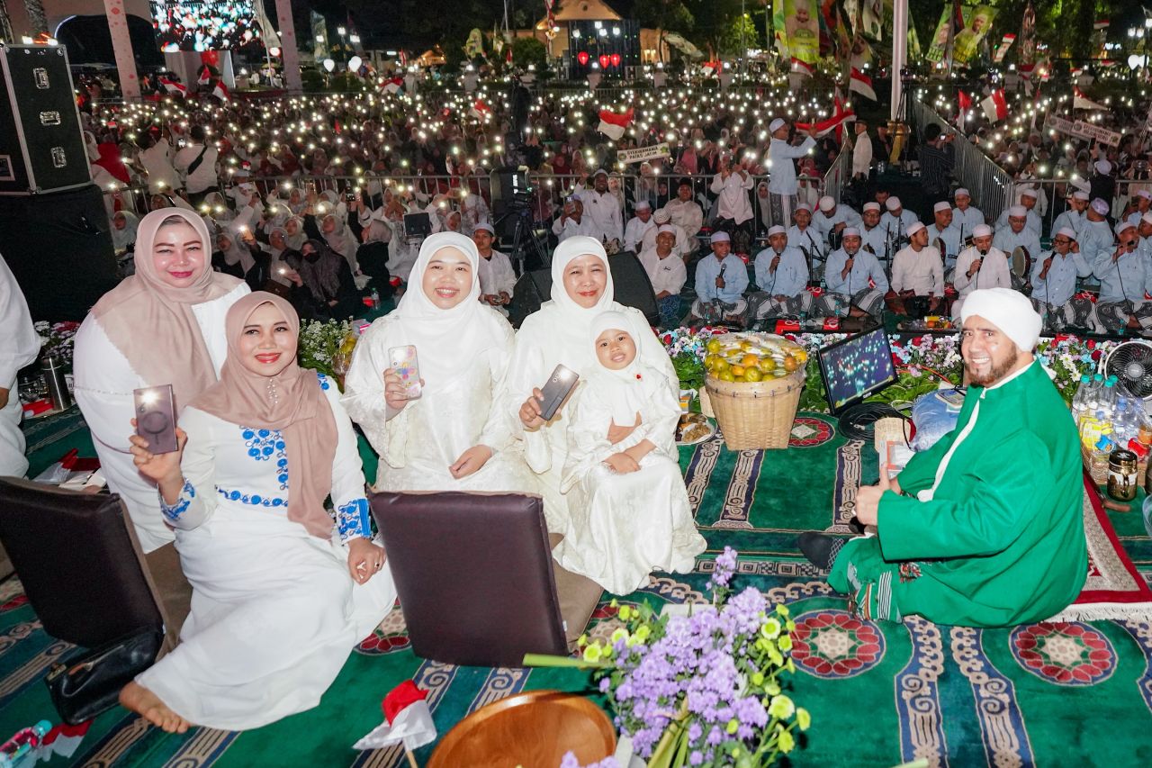 Sholawatan di Gedung Negara Grahadi