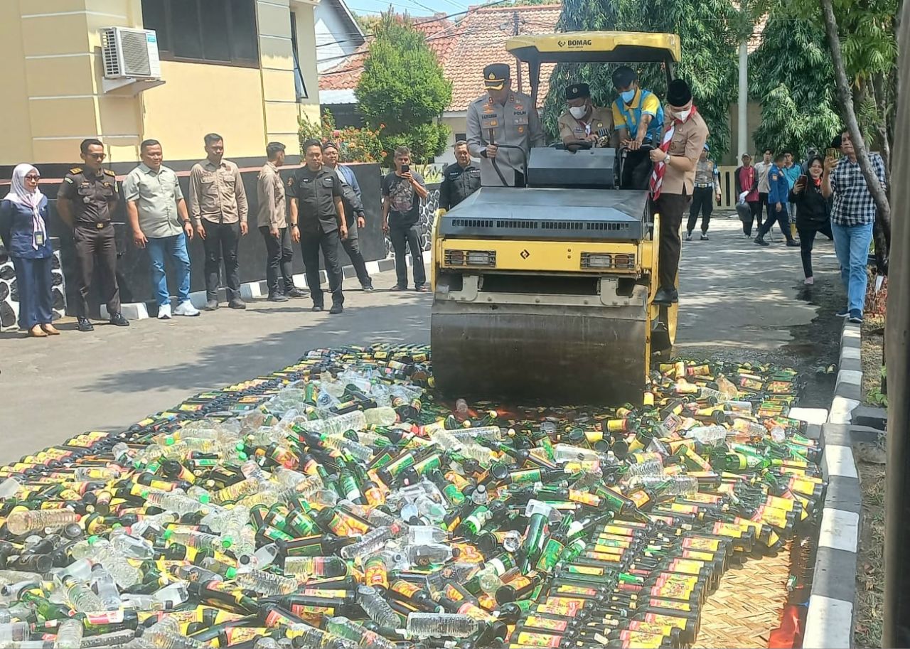 Pemusnahan miras dan obat-obatan terlarang