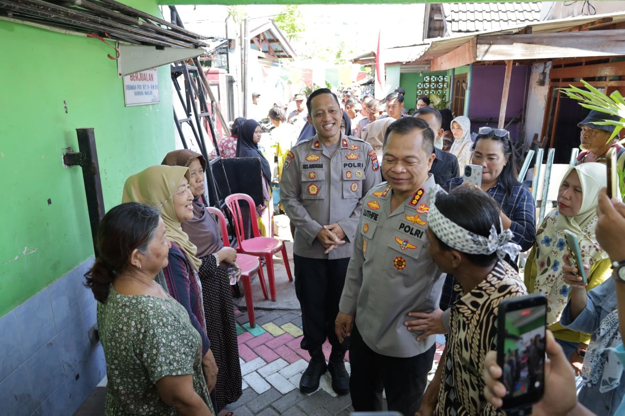 Kepolrestabes bersama warga di Gubeng Masjid