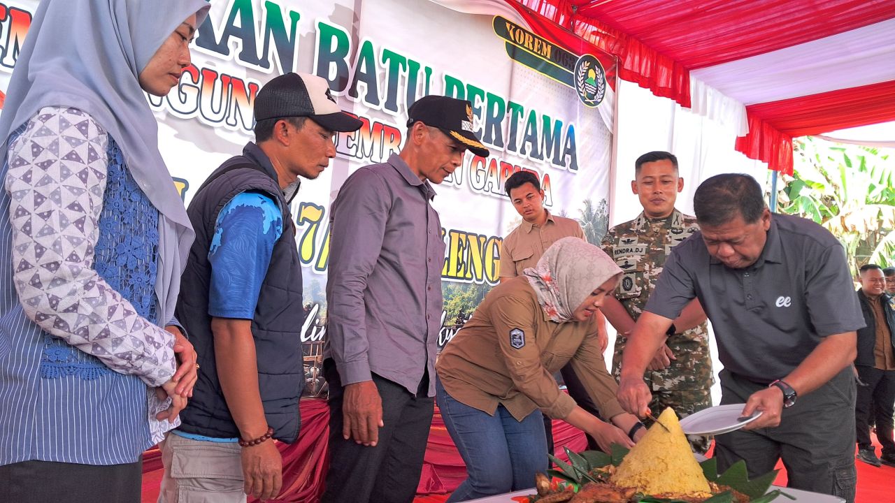 Pemotongan tumpeng untuk peletakan batu pertama jembatan Garuda