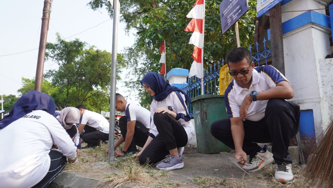 Sambut HUT RI Ke-81, Rutan Pemalang Gelar Kerja Bakti Bersih Lingkungan Kantor dan Fasilitas Umum